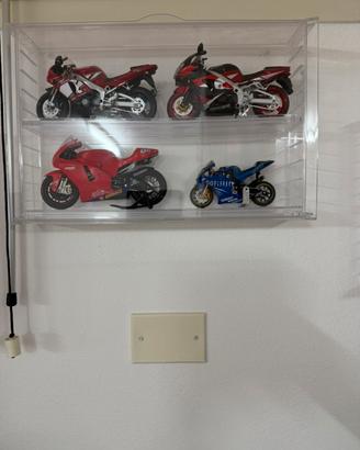 Due espositori con moto
