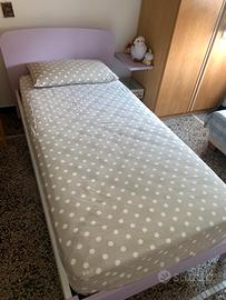 Letto simgolo con spalliera e materasso