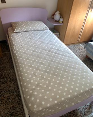 Letto simgolo con spalliera e materasso