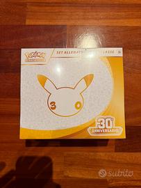 Pokémon 30 Anniversario ETB Ita Piccolo Taglietto