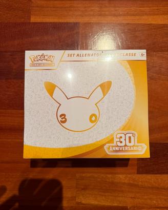 Pokémon 30 Anniversario ETB Ita Piccolo Taglietto