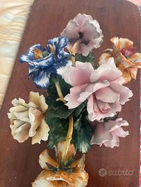 Grande centrotavola fiori in ceramica.