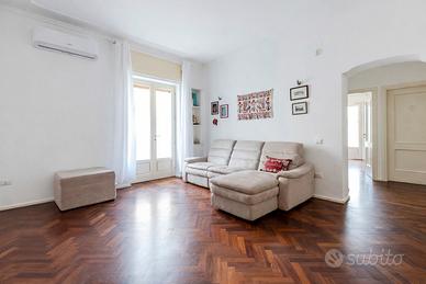 Trivano con terrazzina a livello