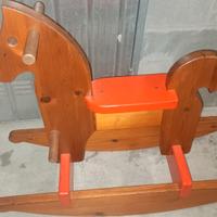 cavallino a dondolo in legno