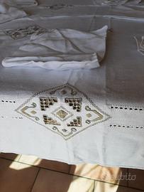 tovaglia in lino con tovaglioli 