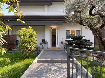Villa di 218 m² con più di 5 locali e box auto dop
