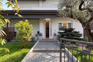 Villa di 218 m² con più di 5 locali e box auto dop