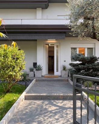 Villa di 218 m² con più di 5 locali e box auto dop