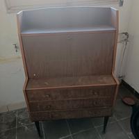Secretaire con piedi in metallo