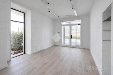 NEGOZIO A VALMADRERA