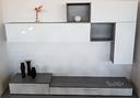 soggiorno-moderno-larice-grigio-cemento-e-bianco