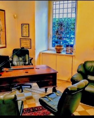 tavolo riunioni  poltroncine, scrivania e divano