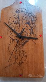 Orologio legno silenzioso innamorati  si baciano