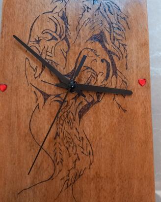Orologio legno silenzioso innamorati  si baciano