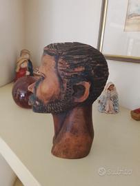 Scultura di un busto maschile in legno 