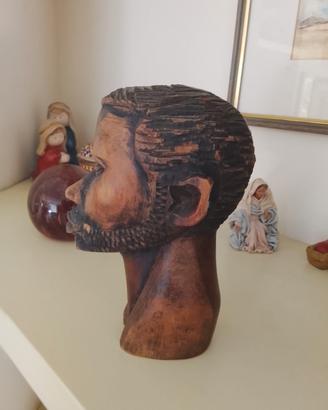 Scultura di un busto maschile in legno 