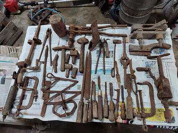 Attrezzi antichi da falegname e fabbro