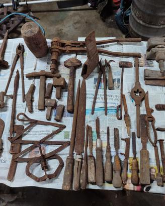 Attrezzi antichi da falegname e fabbro