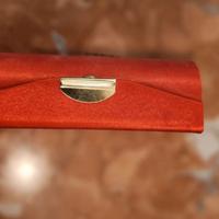 Porta rossetto con specchietto colore rosso.