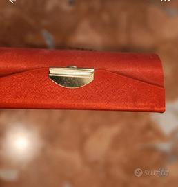 Porta rossetto con specchietto colore rosso.