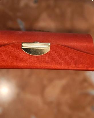 Porta rossetto con specchietto colore rosso.