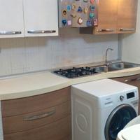 cucina ,divano letto, tavola e sedie e lampadario