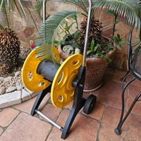 avvolgi tubo da giardino 