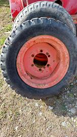 Pneumatici e cerchi per rimorchio agricolo