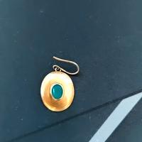Orecchino vintage dorato con pietra verde ovale