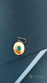 Orecchino vintage dorato con pietra verde ovale