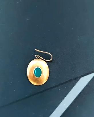 Orecchino vintage dorato con pietra verde ovale
