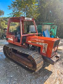 Trattore agricolo con attrezzatura