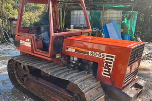 Trattore agricolo con attrezzatura