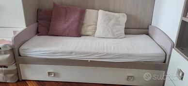 Letto a cassettone e libreria in coordinato