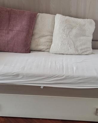 Letto a cassettone e libreria in coordinato