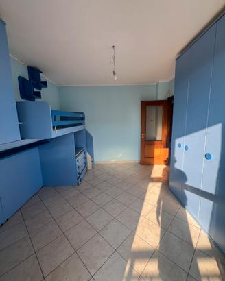 Cameretta completa con letto a soppalco