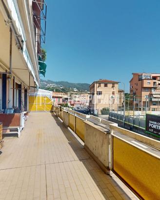 LUMINOSO QUATTRO VANI CON TERRAZZO E POSTO AUTO