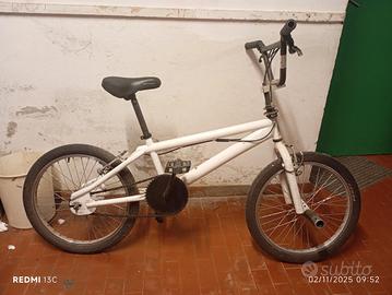 Bicicletta tipo BMX 