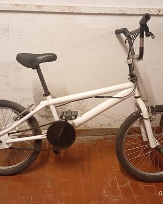 Bicicletta tipo BMX 