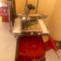 Affettatrice Berhel con supporto ,colore rosso.