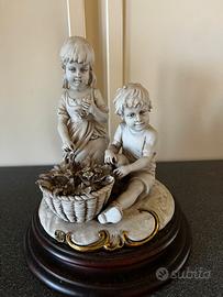 statuetta in porcellana biscuit firmata Benacchio