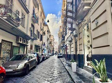 2 LOCALI A NAPOLI