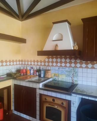 Cucina in legno artigianale, in muratura