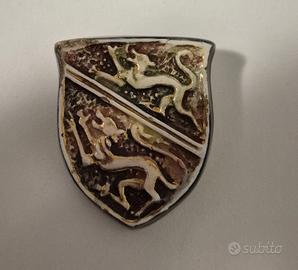 Spilla in Ceramica Leoni Inglesi Stemma