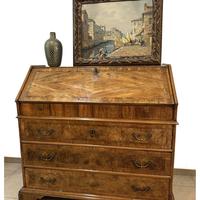 Cassettone a Ribalta in Noce – XVIII Secolo 