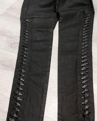 Pantaloni Guess skinny resinati neri con dettagli 