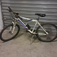 Bicicletta bianca scout 