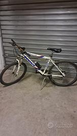 Bicicletta bianca scout 