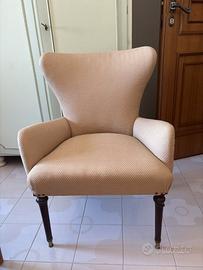Coppia di poltroncine crema con poggiapiedi