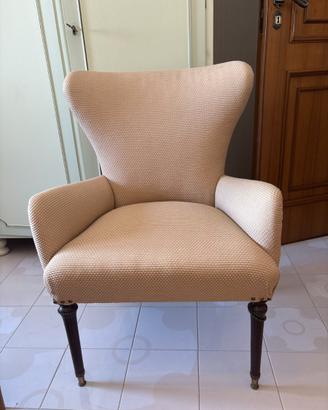 Coppia di poltroncine crema con poggiapiedi